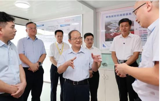 Vigorous Development?Promising Prospects Lu Xinshe, party secretary of Guangxi Zhuang Autonomous Region, has investigated the southern industrial base of CNGR